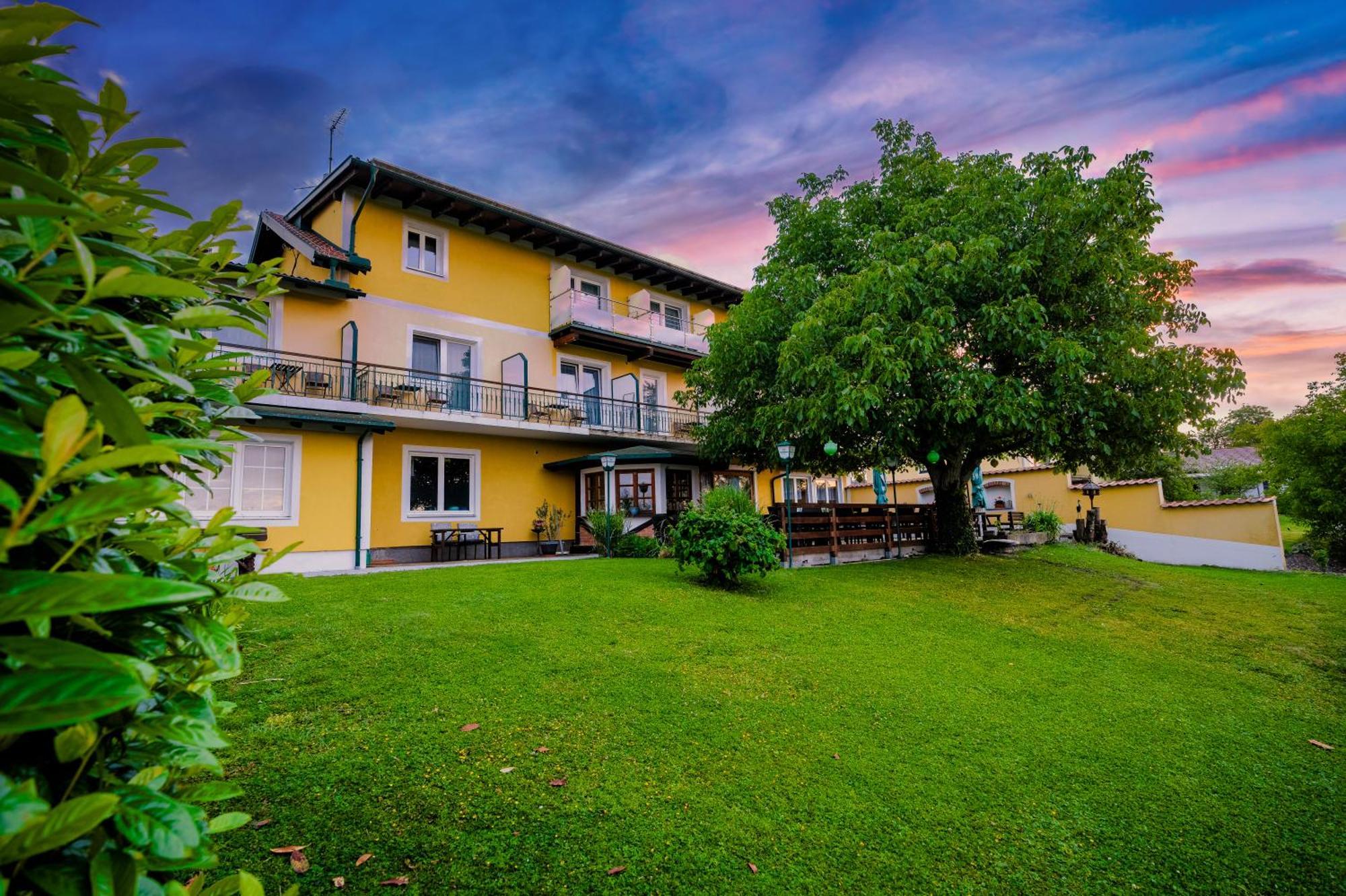 Pension Baumgartner-Berghof Obernberg am Inn Bagian luar foto